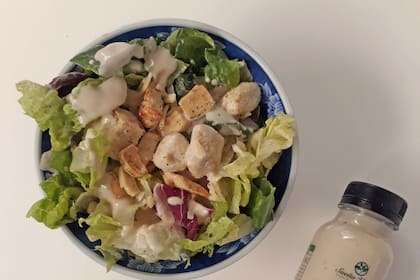 La ensalada César es tan popular que se la consigue en las góndolas de los supermercados o pequeños comercios empaquetada y lista para comer.