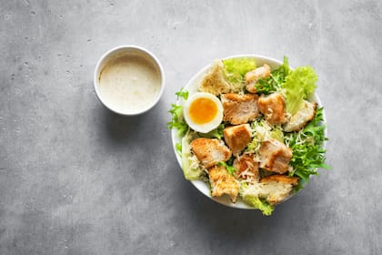 La ensalada César siempre lleva lechuga y un aderezo característico a base de mostaza de Dijon y huevo