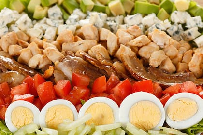 La ensalada Cobb está compuesta por alimentos ricos en proteínas, vitaminas y minerales saludables