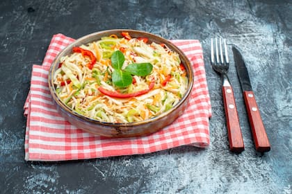 La ensalada de fideos es una de las opciones más fáciles de preparar en verano e ideal para consumir antes de entrenar