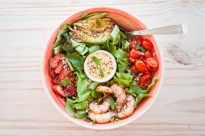 La ensalada de mar viene abundante en un gran bowl de cerámica pintado a mano
