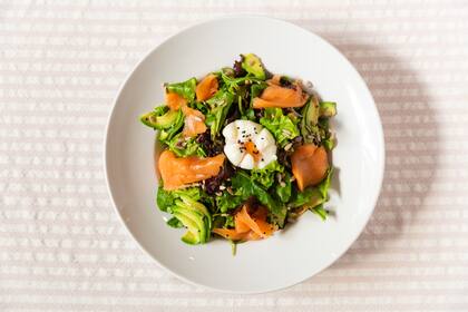 La ensalada de salmón, un clásico de Croque Madame.