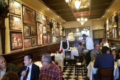 La ensalada es solicitada por los comensales y preparada por los meseros frente a su mesa