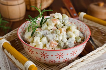 La ensalada rusa es una versión de la Olivier, que nació en Bélgica y se expandió por el mundo gracias a los exiliados de la Unión Soviética