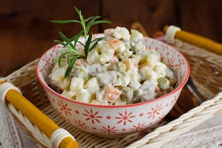 El truco para potenciar el sabor de los ingredientes de la ensalada rusa para Navidad