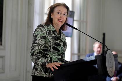 La entonces canciller Mondino pidió durante la presentación del último envío argentino a Venecia "que la próxima obra sea más barata"