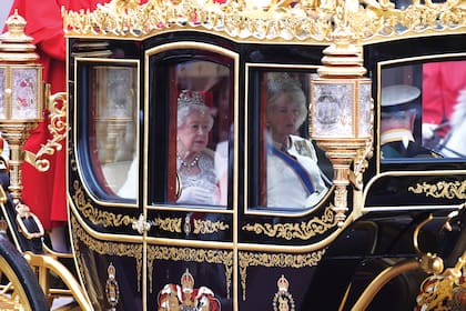 La entonces duquesa de Cornwall junto a Isabel II cuando regresan al palacio de Buckingham después de la apertura del Parlamento, el 14 de octubre de 2019.