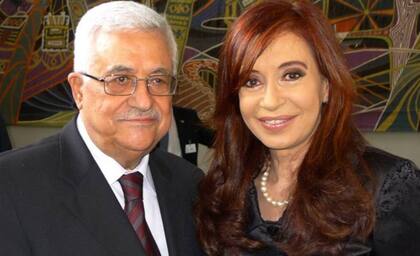 La entonces presidenta argentina, Cristina Kirchner, junto a su homólogo palestino, Mahmoud Abbas, en 2010