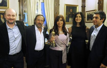 La entonces presidenta Cristina Fernández de Kirchner recibió a Juan José Campanella Ricardo Darín, Soledad Villamil y Guillermo Francella, tras el Oscar de El secreto de sus ojos