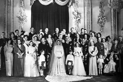 La entonces princesa Isabel y su esposo, el duque de Edimburgo, posan con invitados reales después de su boda, en el Palacio de Buckingham en Londres (20 de noviembre de 1947).