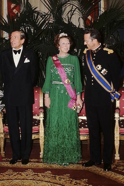La entonces reina Beatriz estrenando el “vestido verde de las reinas” hace 44 años. Junto a ella, su marido, el príncipe Claus (a la izquierda de la foto), quien murió en octubre de 2002
