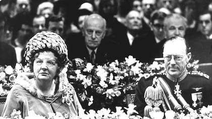 La entonces reina de Holanda Juliana y su marido, el príncipe Bernhard, en la boda de su hija, la princesa Beatriz (1966). Crédito: DPA