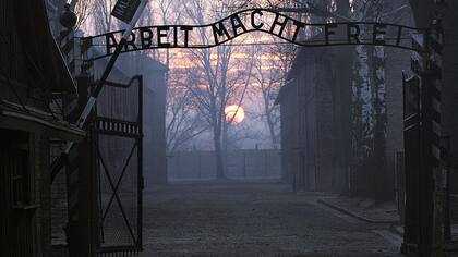La entrada a Auschwitz, con la famosa frase El trabajo los hará libres