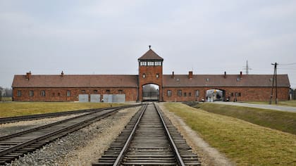 La entrada a campo Auschwitz II con las vías que llegan a su fin