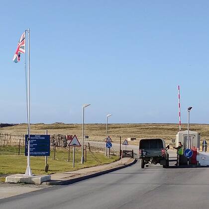 La entrada a la base británica de Mount Pleasant, en Malvinas
