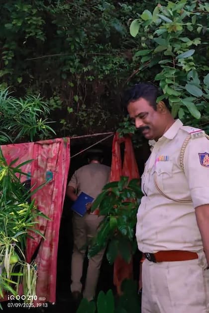 La entrada a la cueva donde Kutina vivía con sus hijas había sido cubierta con saris de colores vivos