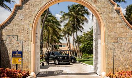 La entrada a la residencia Mar-a-Lago del ex presidente Donald J Trump, vigilada por un oficial de policía, en Palm Beach