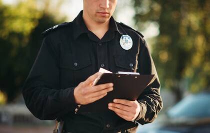 La entrada accidental de una mujer sin papeles a una instalación naval ha generado preocupación entre familiares y activistas