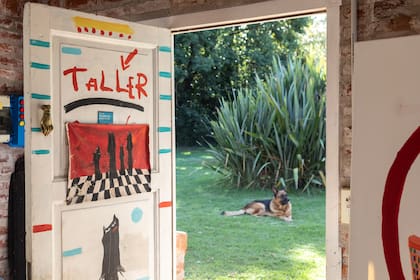 La entrada al atelier de Felipe Giménez, en Sierra de los Padres.