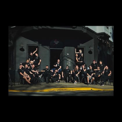 La entrada al bar Tres Monos en una esquina de Palermo