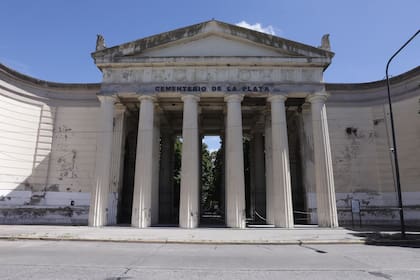 La entrada al Cementerio Municipal de La Plata
