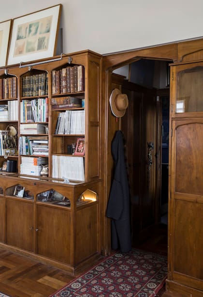 La entrada al departamento se camufla siguiendo la estructura de la gran biblioteca