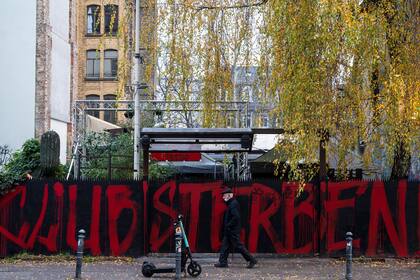 La entrada al legendario KitKat Club de Berlín está decorada con un grafito que dice "Los clubes están muriendo", como protesta a las medidas de contención adoptadas para frenar el contagio del coronavirus, el 2 de diciembre de 2020