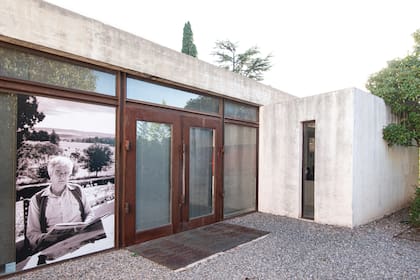La entrada al museo, de líneas modernas, realizada en hormigón a la vista. Cuenta con una gigantografía del artista con el paisaje de La Cumbre.