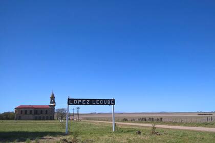 La entrada al pueblo, con la iglesia de fondo