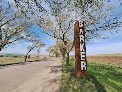 La entrada al pueblo que fue bautizado en honor de Charles Barker, ingeniero de la compañía del ferrocarril