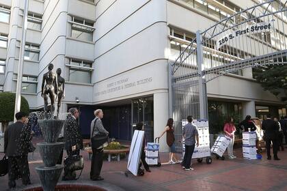 La entrada al Tribunal en San José, California, hoy por la mañana, donde ingresaron periodistas y abogados con el material para sus alegatos