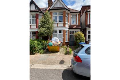 La entrada de automóviles en disputa por Masacz, y Cheaney con un volquete de basura