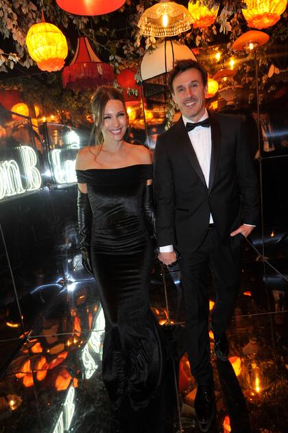 La entrada de Carolina "Pampita" Ardohain con Roberto García Moritan acorde al dress code que pedía black tie para los hombres.
