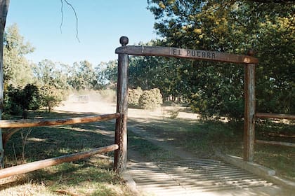 La entrada de El Pucará, el campo que Héctor y Susan Barrantes convirtieron en su hogar en Tres Lomas, oeste de la Provincia de Buenos Aires. (Photo by Shutterstock)