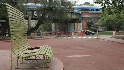 La entrada de Figueroa Alcorta, con nuevo mobilirio urbano; detrás, el tren Mitre