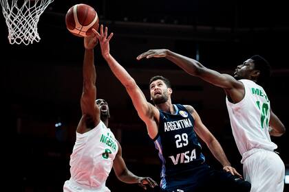 La entrada de Garino bajo el tablero pese a la doble marca de Nigeria