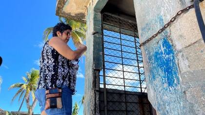 La entrada de la casa de Janet no tiene puerta, sino una verja de aluminio