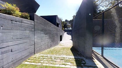 La entrada de la casa junto a la cancha de tenis