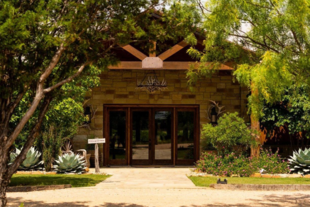 La entrada de la casa principal de Colorado River Ranch en Lampasas, Texas.