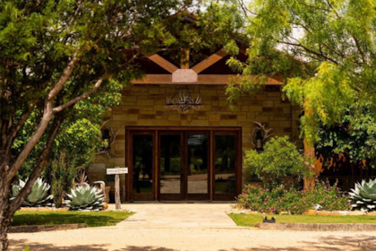 La entrada de la casa principal de Colorado River Ranch en Lampasas, Texas. 