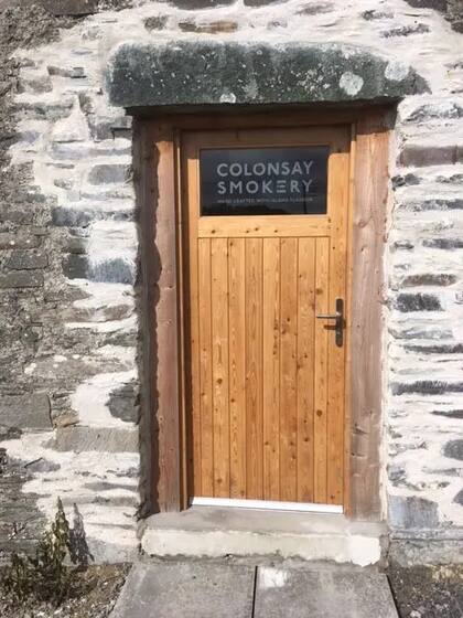 La entrada de la empresa "Colonsay Smokery"
