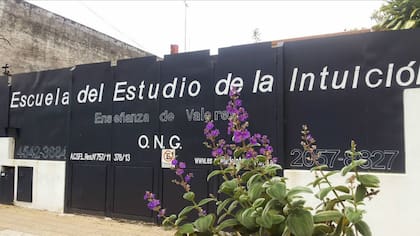 La entrada de la Escuela de la Intuición, en pleno corazón de Saavedra