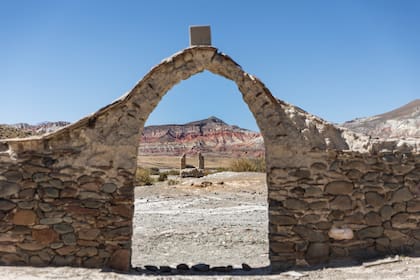 La entrada de la iglesia en el pueblo San Juan de Oro con vista a los cerros