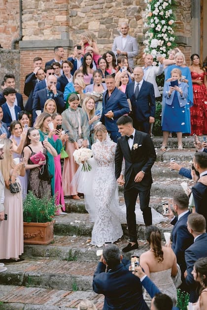 La entrada de la iglesia estaba decorada con un arco de rosas blancas y color té, igual que el interior del salón donde más tarde celebraron.
