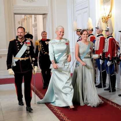 La entrada de la princesa Ingrid Alexandra de Noruega junto a sus padres, el príncipe heredero Haakon y la princesa heredera Mette-Marit. Alexandra -que está segunda en la línea de sucesión al trono, detrás de su padre- lució un vestido de su madre, además de la tiara Boucheron, originalmente de la princesa Ingeborg de Suecia, que combinó con aros de perlas que pertenecieron a su bisabuela, la princesa Martha