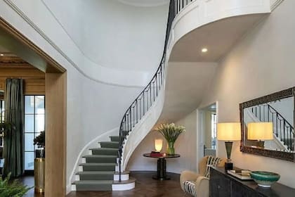 La entrada de la residencia de la pareja posee una escalera en espiral