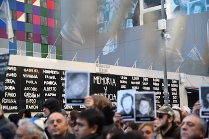 La entrada de la sede de la AMIA está ubicada en Uriburu 650