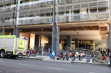 La entrada de la Torre 1, edificio al cual Emilio Salerno ingresó a horas de la mañana y donde falleció repentinamente