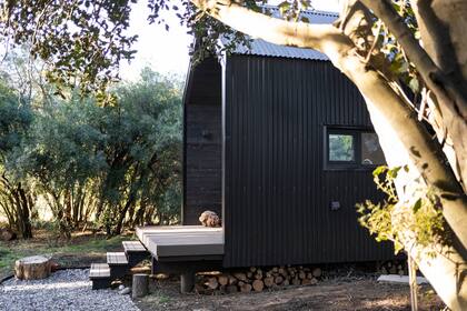 La entrada de las cabañas fue trabajada por Soledad con la técnica japonesa de yakisugi, que implica quemar la madera para hacerla más resistente a la humedad y al daño potencial de los insectos