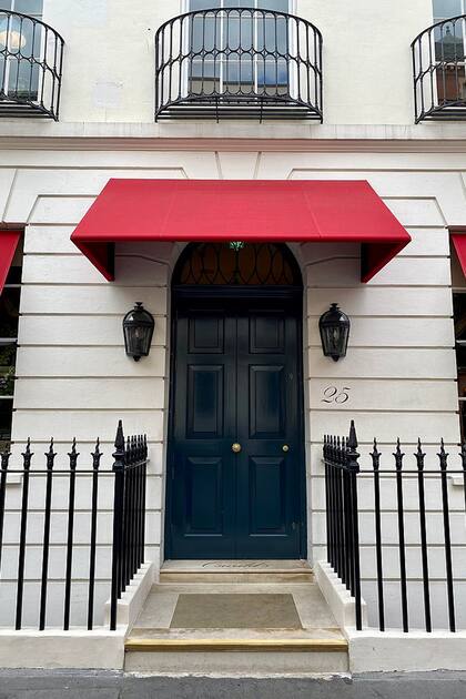 La entrada de Oswald’s, ubicado en la calle Albemarle del barrio de Mayfair. Discreto y silencioso, protege la intimidad de quienes están dentro y, por eso, es el club más exclusivo de Londres, además del preferido de presidentes, actores de Hollywood, royals y celebrities.